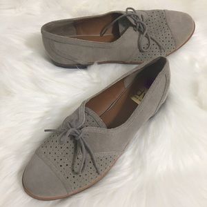Dolce Vita Preforated Laced Up Oxford Flats | 8.5